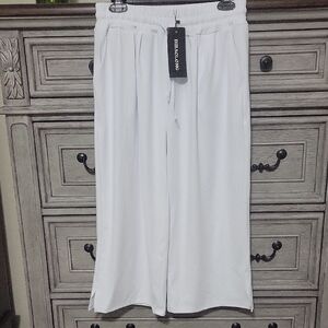 White Wide-Leg Capri Yoga Pants. New With Tags